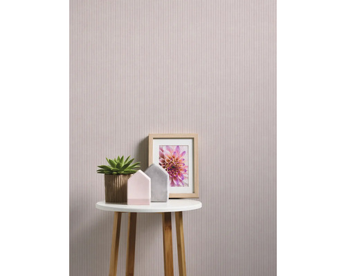 Decoratieve scène met bloemenbehang, tafel, kamerplant en fotolijst