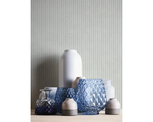 Arrangement van diverse vazen op een tafel