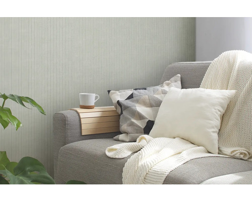 Woonkamerscène met grijze bank, kussens en houten tafelblad