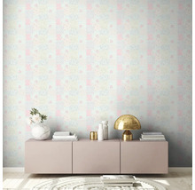 Woonkamer met patchworkbehang, dressoir, tafellamp en decoratie