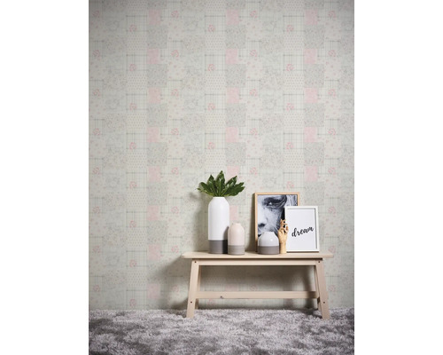 Scene met een behang in patchworkstijl, versierd met een bank, vazen en afbeeldingen