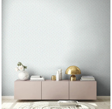 Gedecoreerde kamer met lichtgekleurd behang en dressoir met decoraties.