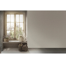 Lichte kamer met raam, decoratie en behang met motief