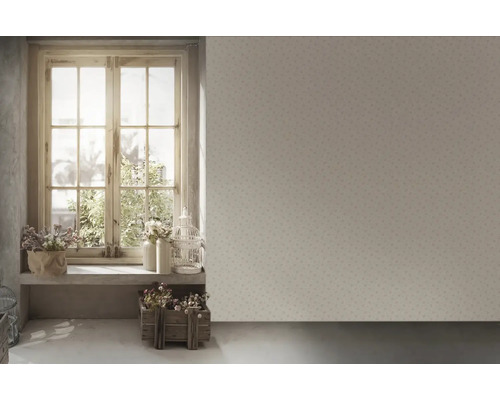 Lichte kamer met raam, decoratie en behang met motief