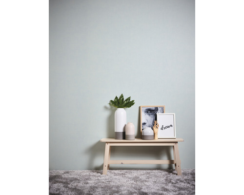 Decoratieve scène met vaas, plant en fotolijsten op een tafel