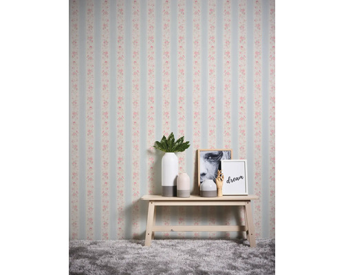 Decoratieve kamer met gestreept behang en bloemmotief, tafel met vazen en decoratie