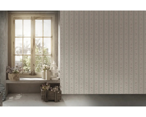 Kamer met bloemenbehang, raam en decoratie