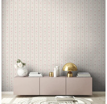 Woonkamer met gestreept bloemetjesbehang, dressoir, tafellamp en decoratie
