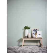 Decoratieve scène met bank, vazen en schilderijen voor een muur