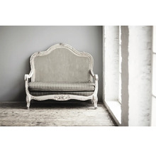 Decoratieve bank met houten frame in vintage stijl