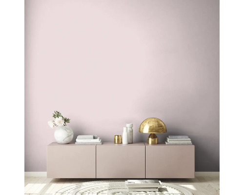 Woonkamer met muurverf, dressoir, lamp en decoratie