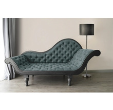 Chaise longue met knoophechting en staande lamp