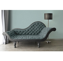 Chaise longue met knoopsluiting en staande lamp in een lichte kamer