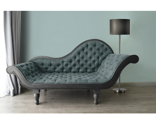 Chaise longue met knoopsluiting en staande lamp in een lichte kamer