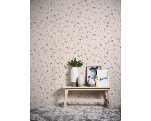 Kamer met behang met bloemmotief, bank, vazen en decoratie