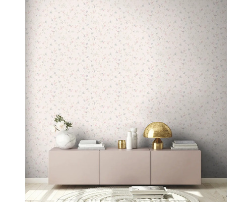Kamer met bloemenbehang, dressoir en decoraties