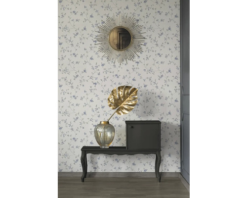 Decoratief interieur met spiegel, tafel en bloemenbehang