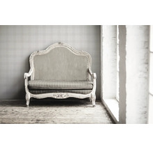 Decoratieve bank met houten frame naast een raam
