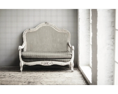 Decoratieve bank met houten frame naast een raam