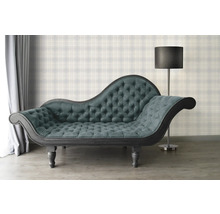 Chaise longue met knoopsluiting, staande lamp en geruit behang