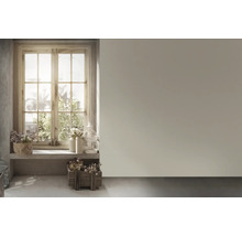 Lichte kamer met raam, bloemen en decoratieve objecten