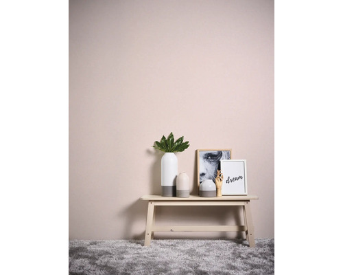 Decoratieve opstelling met vazen, foto''s en houten hand op een bank voor een muur