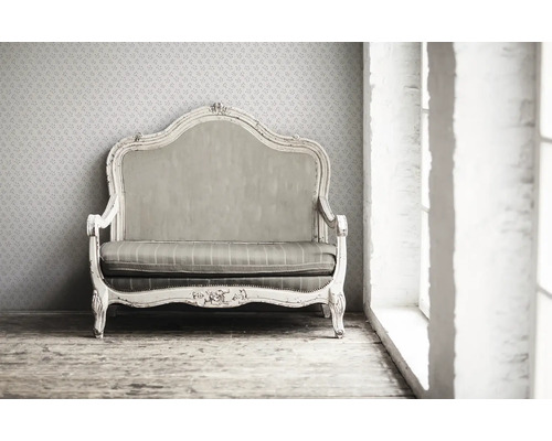 Vintage bank met houten frame en gestreepte bekleding voor gemust behang