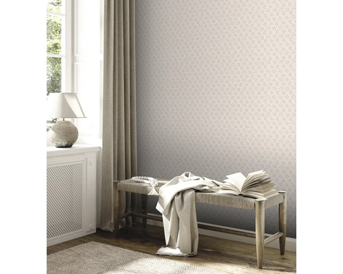 Interieur met patroonbehang, bank en decoratie