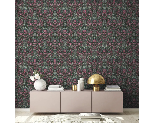 Kamer met donker bloemenbehang, dressoir, lamp en decoratie