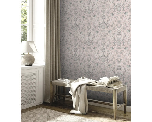 Decoratieve woonkamer met bloemenbehang, bank en sprei.