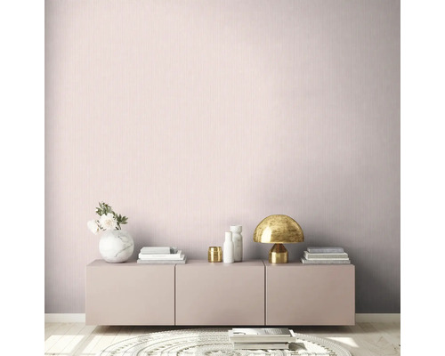 Scene met een dressoir tegen een muur met verticaal gestreept behang.