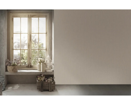 Scene met raam, decoraties en een muur met behang