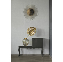 Decoratieve opstelling met spiegel, vaas, blad en kast op een tafel
