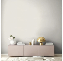 Woonkamer met dressoir, tafellamp en decoratie