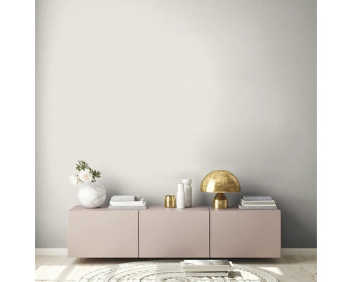 Woonkamer met dressoir, tafellamp en decoratie