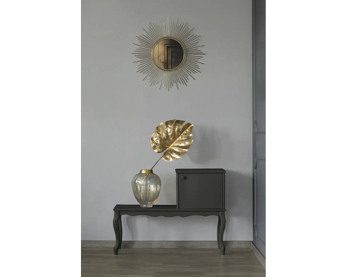 Decoratieve opstelling met spiegel, vaas, kunstplant, console en kast