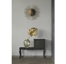 Decoratief interieur met spiegel, vaas en kast op een tafel.