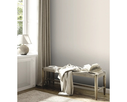 Lichte kamer met houten bank, boek en textiel