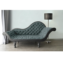 Chaise longue met knoophechting en staande lamp