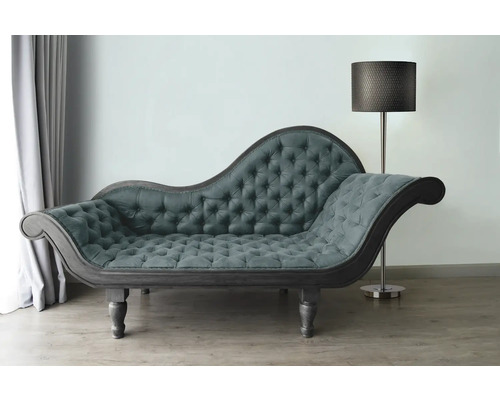 Chaise longue met knoophechting en staande lamp