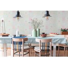 Een eetkamer met een eettafel, stoelen en decoratieve elementen.