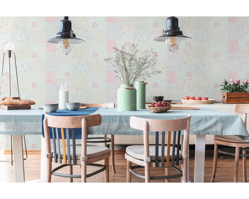 Een eetkamer met een eettafel, stoelen en decoratieve elementen.