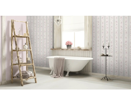 Badkamer in landelijke stijl met ligbad, ladderrek en gestreept behang
