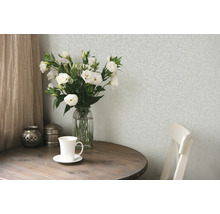 Scene met patroonbehang, bloemen en houten tafel