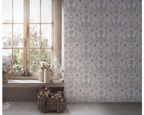 Lichte kamer met raam, decoratieve elementen en patroonbehang