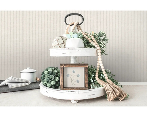 Decoratieve etagère met twee niveaus en verschillende decoratieartikelen