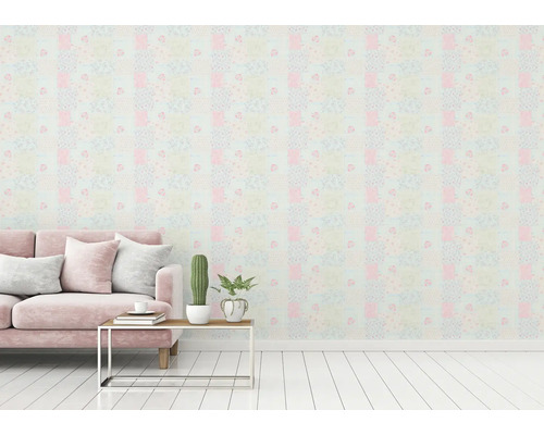 Woonkamer met een bank en een patroonbehang