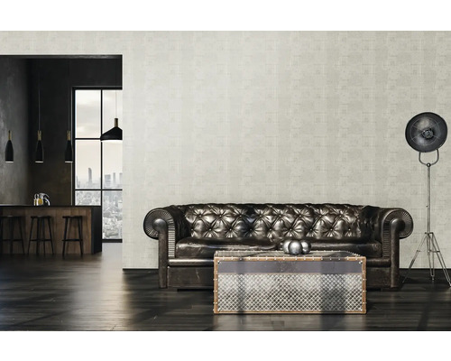 Woonkamer met leren bank, salontafel en patroonbehang