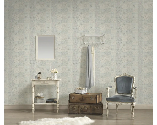 Woonkamer met behang met patroon, tafel, stoel en decoratie