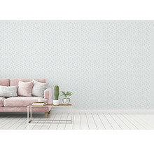 Lichte kamer met sofa en behang met hartjesmotief